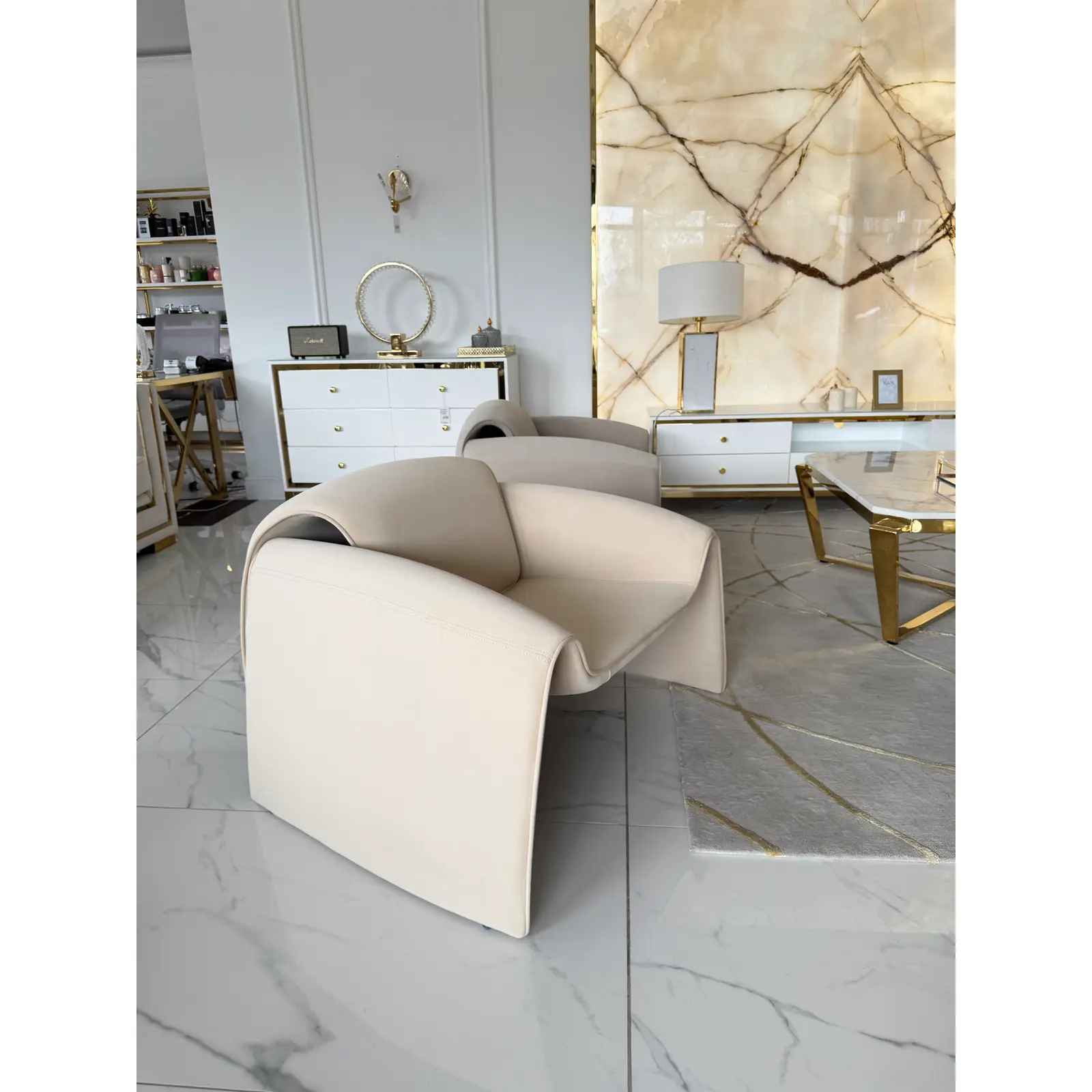 Fotel Designerski Spider - Nowoczesny Luksus w Jasnym Beżu