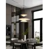 Szczegółowy detal Designerskiej Lampy Wiszącej Plater Czarna Nowoczesna Premium. Ekspozycja w salonie od Primavera Home.