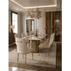 Ekskluzywne Krzesło NAOMI – Nowoczesny Włoski Design w wyrafinowanej formie- Primavera Home w kontekście ciemnego wnętrza, dodając elegancji.