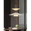 Żyrandol Plater w przestronnej kawalerce, idealnie wkomponowany w wystrój. Aranżacja nowoczesnego wnętrza od Primavera Home.