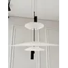 Stylowa ekspozycja Designerskiej Lampy Wiszącej Plater Czarna Nowoczesna Premium w jasnym wnętrzu. Detal wykończenia od Primavera Home.