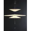 Rozproszone światło Designerskiej Lampy Wiszącej Plater Czarna Nowoczesna Premium w aranżowanym wnętrzu. Ekspozycja w salonie od Primavera Home.