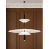 Designerska Lampa Wisząca Plater Czarna Nowoczesna Premium w ujęciu z przodu. Ekspozycja w salonie od Primavera Home.