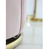 Fotel FLOWER Różowy Złoty w ciemnym wnętrzu. Elegancja w każdym detalu od Primavera Home.