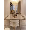 Designerskie Krzesło Romeo – Styl Włoski w wspólnej aranżacji ze stolikiem. Ekspozycja w salonie od Primavera Home.