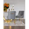 Designerskie krzesło tapicerowane, z kołatką, w aranżacji nowoczesnego wnętrza salonu od Primavera Home.