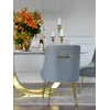 Znajdujące się w jasnym wnętrzu designerskie krzesło tapicerowane, z kołatką, od Primavera Home, idealne do jadalni.