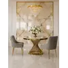 Designerskie krzesło tapicerowane, z kołatką, nowoczesne, glamour, do jadalni, do toaletki, szare, złote PALOMA w ujęciu z przodu. Oświetlenie na zamówienie od Primavera Home.