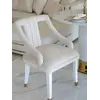 Ujęcie krzesła PALACE Glamour z widokiem na nogi, stabilność i elegancja. Detal wykończenia od Primavera Home.