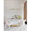 Krzesło PALACE Glamour w subtelnym cieniu, podkreślające jego elegancki kształt. Ekspozycja w salonie od Primavera Home.