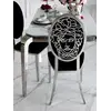 Ekskluzywne krzesło do jadalni, glamour, nowoczesne, stalowe czarny, srebrny MEDUSA w ciemnym wnętrzu, który podkreśla jego elegancję. Aranżacja nowoczesnego wnętrza od Primavera Home.