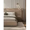 Ekskluzywne Łóżko Serena – Tapicerowane z Designerskim Wezgłowiem w perspektywie, podkreślające jego elegancję i formę. Detal wykończenia od Primavera Home.