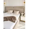 Ekskluzywne Łóżko Serena – Tapicerowane z Designerskim Wezgłowiem widziane z czoła, eksponujące jego eleganckie detale. Detal wykończenia od Primavera Home.