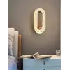 Kinkiet złoty, glamour, nowoczesny, lampa ścienna VALO umieszczony na półce, doskonale dopełniający aranżację. Oświetlenie na zamówienie od Primavera Home.