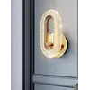 Kinkiet złoty, glamour, nowoczesny, lampa ścienna VALO widziany nad sofą, idealny do eleganckich wnętrz. Oświetlenie na zamówienie od Primavera Home.