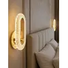 Kinkiet złoty, glamour, nowoczesny, lampa ścienna VALO w towarzystwie świec, tworzący przytulną atmosferę. Oświetlenie na zamówienie od Primavera Home.
