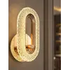Kinkiet złoty, glamour, nowoczesny, lampa ścienna VALO widziana od dołu, uwydatniający jego szlachetny design. Oświetlenie na zamówienie od Primavera Home.