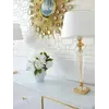 Perspektywiczne ujęcie komody w eleganckim otoczeniu. Komoda lakierowana LORENZO glamour drewniana biała złota od Primavera Home.