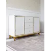 Komoda w nowoczesnym salonie. Komoda lakierowana LORENZO glamour drewniana biała złota przedstawiona w aranżacji od Primavera Home.