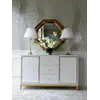 Zbliżenie na detal wykończenia komody. Komoda lakierowana LORENZO glamour drewniana biała złota od Primavera Home.
