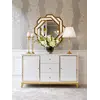 Komoda w jasnym wnętrzu, podkreślająca elegancję. Komoda lakierowana LORENZO glamour drewniana biała złota od Primavera Home.