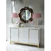 Komoda lakierowana LORENZO glamour drewniana biała złota pokazana z boku. Eksponuje elegancję w aranżacji nowoczesnego wnętrza od Primavera Home.