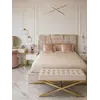 Widok na otwartą szufladę szafki nocnej glamour nowoczesnej, beżowej, złotej, stolika bocznego z szufladą AMORE, pokazujący pojemność mebla. Meble na zamówienie od Primavera Home.