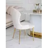 Detal nóg Krzesła Złote Beżowe LOUIS, wykonanych z galwanizowanej stali. Ekspozycja w salonie od Primavera Home.