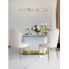 Widok od góry na Krzesło Złote Beżowe LOUIS, podkreślający jego elegancki kształt. Aranżacja nowoczesnego wnętrza od Primavera Home.