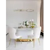 Krzesło Złote Beżowe LOUIS pokazane z boku, zwracające uwagę na elegancką konstrukcję. Ekspozycja w salonie od Primavera Home.