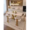 Krzesło Złote Beżowe Welurowe EMPIRE na ekspozycji w showroomie, prezentujące styl i funkcjonalność. Meble od Primavera Home.
