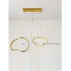 Lampa Złota Nowoczesna Nad Stół w perspektywie, doskonale eksponująca jej elegancję. Meble na zamówienie od Primavera Home.