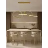 Lampa Złota Nowoczesna Nad Stół w całym zestawie mebli. Ekskluzywna ekspozycja w salonie od Primavera Home.