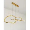 Lampa Złota Nowoczesna Nad Stół ukazująca detal wykończenia. Aranżacja nowoczesnego wnętrza z Primavera Home.