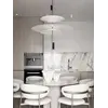 Modernistyczna aranżacja z Designerską Lampą Wiszącą Plater Czarna Nowoczesna Premium. Meble na zamówienie od Primavera Home.