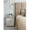 Widok na wysokości łóżka glamour tapicerowanego, które wyróżnia się luksusowym designem od Primavera Home.