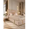 Perspektywa łóżka glamour tapicerowanego, ukazująca harmonijne połączenie materiałów od Primavera Home.