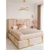 Złota listwa w łóżku glamour tapicerowanym, elegancki akcent podkreślający wyjątkowość mebla od Primavera Home.