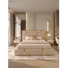 Ekskluzywna ekspozycja łóżka glamour w showroomie Primavera Home, eksponująca jego subtelny urok.