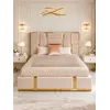 Widok boczny łóżka glamour tapicerowanego, prezentujący jego elegancki design i funkcjonalny pojemnik na pościel.