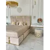 Zbliżenie na detal wykończenia łóżka glamour, ukazujące staranność wykonania i zastosowane materiały.