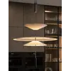 Widok Designerskiej Lampy Wiszącej Plater Czarna Nowoczesna Premium z rogu pomieszczenia. Aranżacja nowoczesnego wnętrza od Primavera Home.