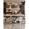 Stół LV COLLECTION Srebrny oczarowuje swoim designem w ujęciu z boku. Ekspozycja w salonie od Primavera Home.