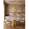 Stół w Stylu Włoskim BELISSIMA widok z daleka z detalem w salonie. Detal wykończenia od Primavera Home.