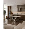 Stół LV COLLECTION Srebrny na tle zieleni, w otoczeniu roślin. Ekspozycja w salonie od Primavera Home.