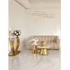 Zbliżenie na konstrukcję stolika kawowego BOND glamour, złoty z białym marmurowym blatem. Meble na zamówienie od Primavera Home.