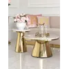 Widok stolika kawowego BOND glamour, złoty z białym marmurowym blatem w showroomie. Detal wykończenia od Primavera Home.