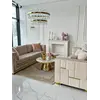 Stolik kawowy BOND glamour, złoty z białym marmurowym blatem w jasnym pomieszczeniu. Ekspozycja w salonie od Primavera Home.