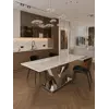 Stół LV COLLECTION Srebrny przy dużym oknie, w pełnym świetle. Meble na zamówienie od Primavera Home.
