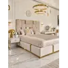 Widok tylny szafki nocnej glamour nowoczesnej, beżowej, złotej, stolika bocznego z szufladą AMORE w eleganckim wnętrzu. Oświetlenie na zamówienie od Primavera Home.